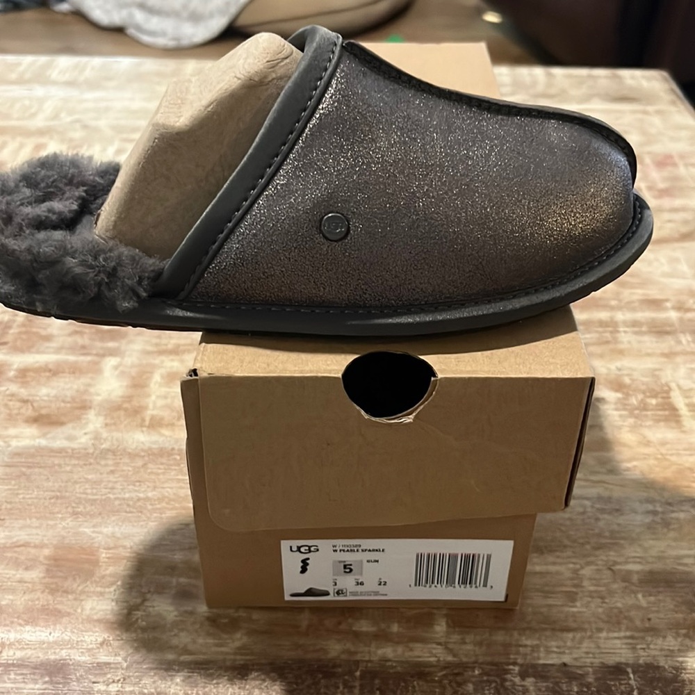 UGG new with fox slippers silver